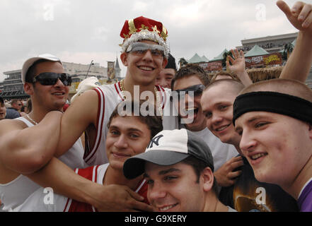 Joe Hugenot aus Indiana trägt eine Krone vor der Ankunft der britischen Königin Elizabeth II. Beim Treffen des Kentucky Derby in Churchill Downs, Louisville, Kentucky, USA, am dritten Tag des Staatsbesuchs der Königin in Amerika. Stockfoto