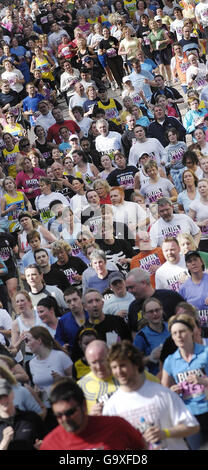 Teilnehmer auf der Royal Mile während des BUPA Great Edinburgh Run in Edinburgh. Stockfoto