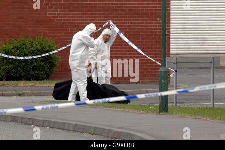 Die Polizei von West Mercia, der Tatort von Kriminalbeamten, untersucht Erschießungen an der New Park Road in der Gegend von Castlefields in Shrewsbury. Stockfoto