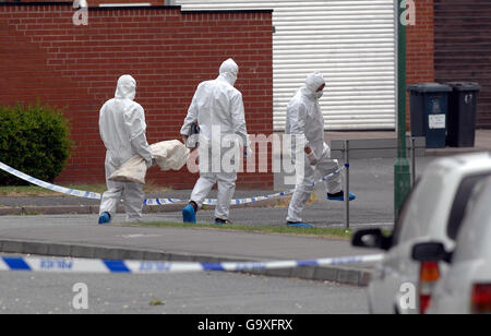 Die Polizei von West Mercia, der Tatort von Kriminalbeamten, untersucht Erschießungen an der New Park Road in der Gegend von Castlefields in Shrewsbury. Stockfoto