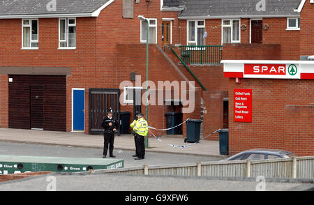 Polizeibeamter wurde getötet. Polizeibeamte von West Mercia untersuchen Erschießungen an der New Park Road im Gebiet Castlefields von Shrewsbury. Stockfoto