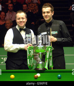 Der schottische John Higgins und der englische Mark Selby geben sich vor dem Finalspiel bei den Snooker-Weltmeisterschaften im Crucible Theatre, Sheffield, die Hände. Stockfoto