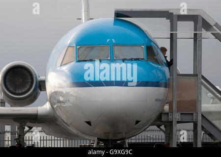 Amsterdam, Niederlande - 10 November ,2013 Fokker 100 Flugzeug auf dem Flughafen Schiphol entfernt. Das Flugzeug nicht fliegen und zugänglich Stockfoto