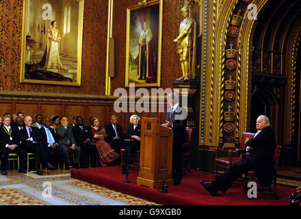 Kofi Annan, der ehemalige Generalsekretär der Vereinten Nationen, hielt bei seiner Ansprache an beide Parlamentsgebäude anlässlich des 200. Jahrestages der Abschaffung des Sklavenhandels in der Royal Gallery im House of Parliament in London heute Nachmittag eine Rede. Stockfoto