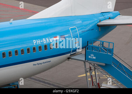 Amsterdam, Holland - Februar 23, 2014 klm Flugzeug mit Treppen für Passagiere Stockfoto