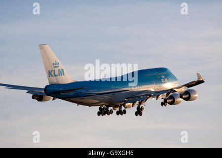 AMSTERDAM, Niederlande - Maart 11 aufgestiegenen 2015 nur Boeing 747 mit eine schöne Ausstellung der Sonne Stockfoto