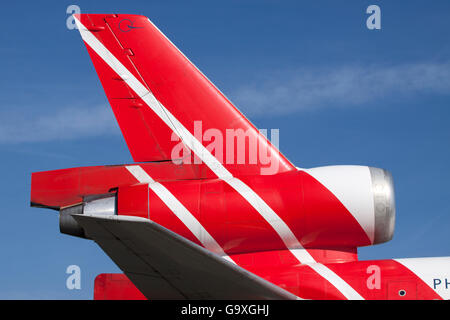 Amsterdam, Niederlande - 11 Maart 2015 kontrastreiche Bild von der Rückseite einer Ebene von Martinair Cargo und in der backgro Stockfoto