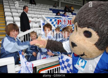 Fußball - Coca-Cola Football League Two - Hartlepool United / Bristol Rovers - Victoria Park. Das Maskottchen H'Angus the Monkey von Hartlepool United begrüßt die Fans vor dem Spiel. Stockfoto