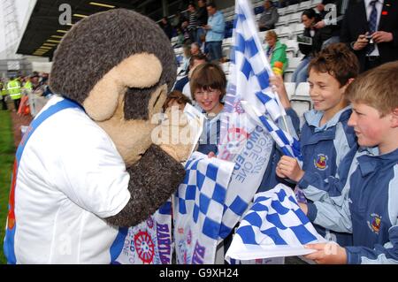 Das Maskottchen H'Angus the Monkey von Hartlepool United begrüßt die Fans vor dem Spiel. Stockfoto