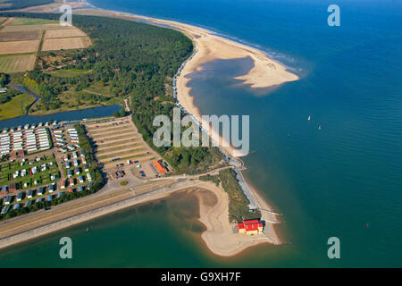 Luftaufnahme des Holkham Park, Pinienwälder und Wells Beach und Rettungsboot Karawanenstation, Norfolk, England, Vereinigtes Königreich, Februar 2009. Stockfoto