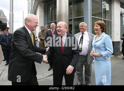 Tainaiste und Justizminister Michael McDowell (links) mit den neu ernannten Kommissaren Conor Brady, Richter Kevin Haugh vom Obersten Gerichtshof und Carmel Foley bei der offiziellen Eröffnung der Ombudsmann-Kommission Garda Siochana in Dublin. Stockfoto