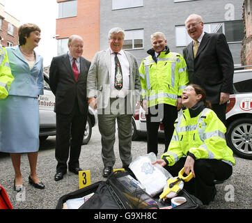 Tainaiste und der irische Justizminister Michael McDowell (rechts) mit neu ernannten Kommissaren (von links nach rechts), Carmel Foley, Conor Brady und der Richter Kevin Haugh vom High Court treffen mit in Shane White und Joanne O Donoghue von der Untersuchungseinheit bei der offiziellen Eröffnung der Ombudsmann-Kommission Garda Siochana in Dublin. Stockfoto