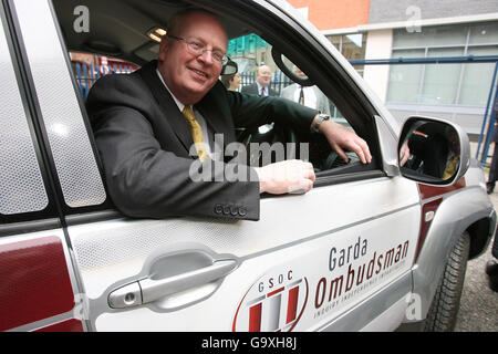 Tainaiste und Justizminister Michael McDowell bei der offiziellen Eröffnung der Ombudsmann-Kommission Garda Siochana, Dublin. Stockfoto