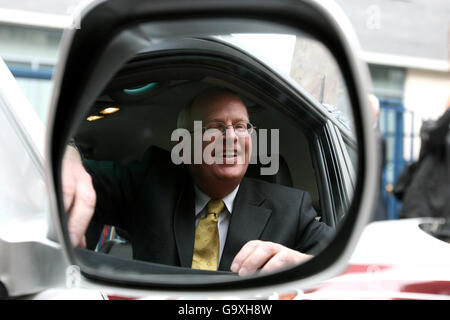 Tainaiste und Justizminister Michael McDowell bei der offiziellen Eröffnung der Ombudsmann-Kommission Garda Siochana, Dublin. Stockfoto