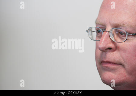 Tainaiste und Justizminister Michael McDowell bei der offiziellen Eröffnung der Ombudsmann-Kommission Garda Siochana, Dublin. Stockfoto