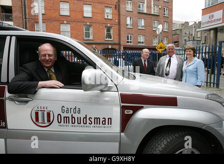 Tainaiste und der irische Justizminister Michael McDowell wurden bei der offiziellen Eröffnung der Ombudsmann-Kommission Garda Siochana in Dublin in einem der Ermittlungsfahrzeuge abgebildet. Stockfoto