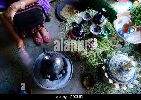 Frau, die Zubereitung von traditionellen äthiopischen Kaffee. Lalibela. Äthiopien, Dezember 2014. Stockfoto