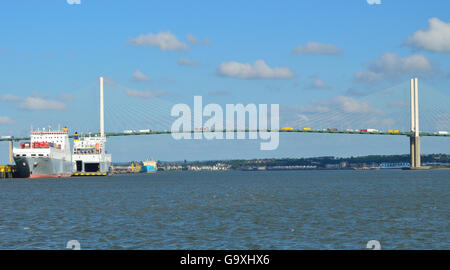 Frachtschiffe festgemacht an der Themse unter der M25 Dartford Crossing Königin Elizabeth II Brücke Stockfoto