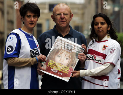 John McCann, Onkel des vermissten Mädchens Madeleine McCann, mit den spanischen Dolmetschern Alicia Tellez (links) und Barbara Naranjo (rechts) appellieren vor dem Hampden Park, Glasgow, wo das UEFA-Pokalfinale zwischen zwei spanischen Teams stattfindet. Stockfoto