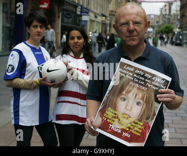 John McCann, Onkel des vermissten Mädchens Madeleine McCann, mit den spanischen Dolmetschern Alicia Tellez (links) und Barbara Naranjo (rechts) appellieren vor dem Hampden Park, Glasgow, wo das UEFA-Pokalfinale zwischen zwei spanischen Teams stattfindet. Stockfoto