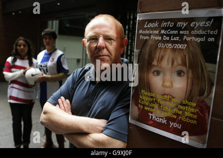 John McCann, Onkel des vermissten Mädchens Madeleine McCann, mit den spanischen Dolmetschern Alicia Tellez (Mitte) und Barbara Naranjo (links) appellieren vor dem Hampden Park, Glasgow, wo das UEFA-Pokalfinale zwischen zwei spanischen Teams stattfindet. Stockfoto