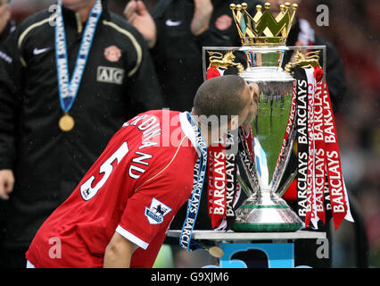 Fußball - FA Barclays Premiership - Manchester United / West Ham United - Old Trafford. Rio Ferdinand von Manchester United küsst die Premiership Trophy Stockfoto