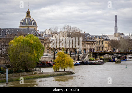 Paris, Pont des Arts und Ufer Stockfoto