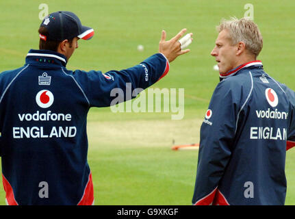 England Trainer Peter Moores (rechts) spricht mit Kapitän Michael Vaughan während einer Trainingseinheit auf Lord's Cricket Ground, St. John's Wood, London. Stockfoto