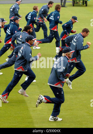 Cricket - npower First Test - England gegen Westindien - Netze und Presseruf - Lord's. Englische Spieler joggen während einer Trainingseinheit auf dem Lord's Cricket Ground, St. John's Wood, London. Stockfoto