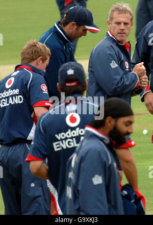 England Trainer Peter Moores (oben rechts) mit Kapitän Michael Vaughan (oben links) überschaut seine Spieler während einer Trainingseinheit auf Lord's Cricket Ground, St. John's Wood, London. Stockfoto