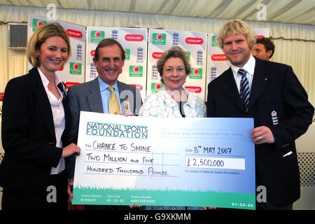 Cricket - npower Parlamentarischer Empfang für das England Team - Palace of Westminster. England Women's Cricket Captain Charlotte Edwards (l) und Matthew Hoggard (r) halten eine Präsentation ab Stockfoto