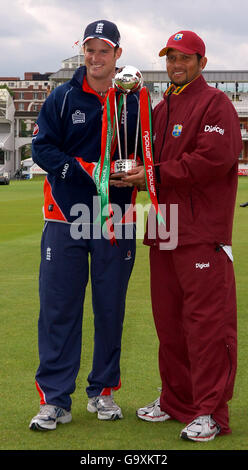 Kapitäne besuchen die offizielle Fotocall mit der npower Trophy.England's Andrew Strauss und der westindische Kapitän Ramnaresh Sarwan Stockfoto