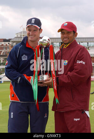 Kapitäne besuchen die offizielle Fotocall mit der npower Trophy.England's Andrew Strauss und der westindische Kapitän Ramnaresh Sarwan Stockfoto