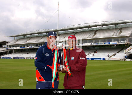 Kapitäne besuchen die offizielle Fotocall mit der npower Trophy.England's Andrew Strauss und der westindische Kapitän Ramnaresh Sarwan Stockfoto