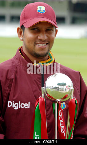 West Indies Kapitän Ramnaresh Sarwan hält die npower Trophäe während eines Presseanrufs auf Lord's Cricket Ground, St John's Wood, London. Stockfoto