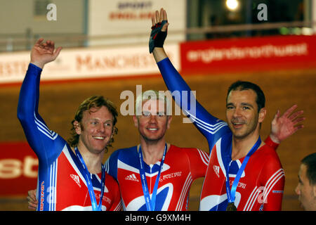 (L-R) die Briten Jody Cundy, Darren Kenny und Rik Waddon erhalten ihre Medaillen für den Gewinn des Mannschaftssprints, männlich Stockfoto