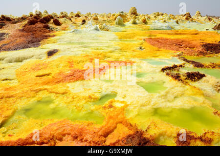 Dallol hot spring mit Salz Konkretionen farbigen von Schwefel, Kalium und Eisen, Dallol Vulkan, die danakil Depression, Äthiopien, März 2015. Stockfoto