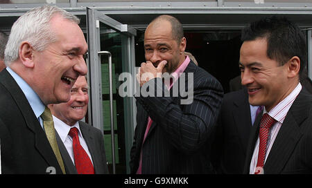 (Von links nach rechts); Taoiseach Bertie Ahern trifft auf die ehemaligen Fußballer Arthur Fitzsimons, Paul McGrath und den gälischen Fußballer Jason Sherlock bei der Enthüllung der Pläne für ein nationales Sportmuseum am Custom House Quay in Dublin. Stockfoto