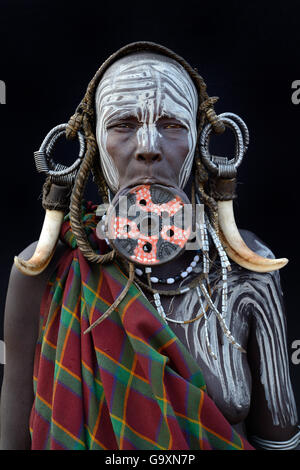 Portrait von Frau von der Mursi Stamm, traditionell eingerichtet und lackiert, trägt einen großen Ton Lippe Platte, Omo Valley, Äthiopien, März 2015. Stockfoto