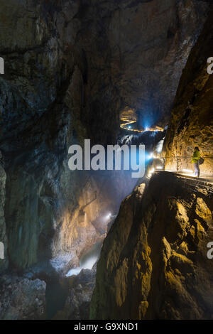 Touristen zu Fuß entlang der beleuchteten Fussweg in Skocjan Grotten, blickte in unterirdischen Bach, grüne Karst, Slowenien, Europa Stockfoto