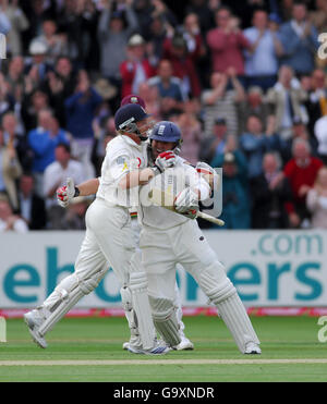 Cricket - npower First Test - England gegen Westindien - Tag zwei - Lord's. Englands Matt Prior feiert sein Jahrhundert bei Lords gegen West Indies' Stockfoto