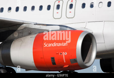 AMSTERDAM, Niederlande - Maart 11, 2015. Nahaufnahme Foto einer Orange Scandinavian Airlines-Jet-Engine, die gerade gelandet ist Stockfoto