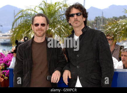 AP OUT die Regisseure Ethan (links) & Joel Coen posieren für Fotografen während der Fotoschau für „kein Land für alte Männer“ während der 60. Jährlichen Filmfestspiele von Cannes in Cannes, Frankreich. Stockfoto