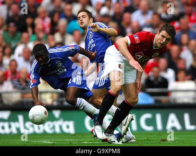 Chelsea's Joe Cole und Shaun Wright-Phillips (l) kombinieren zu leugnen Michael Carrick von Manchester United (r) Stockfoto