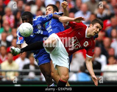 Chelsea's Joe Cole und Shaun Wright-Phillips (l) kombinieren zu leugnen Michael Carrick von Manchester United (r) Stockfoto