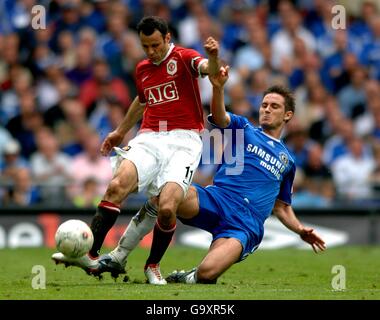 Fußball - FA Cup - Finale - Chelsea gegen Manchester United - Wembley Stadium. Ryan Giggs von Manchester United wird von Chelsea's Frank Lampard angegangen Stockfoto