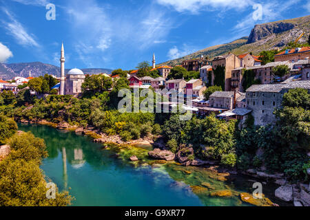 Blick auf die Altstadt in Mostar mit smaragdgrünen Fluss Neretva. Bosnien und Herzegowina. Stockfoto