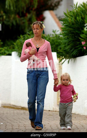 Mädchen fehlt an der Algarve. Kate McCann mit ihrer Tochter Amelie auf dem Weg zur Kreche in Praia Da Luz, Portugal. Stockfoto