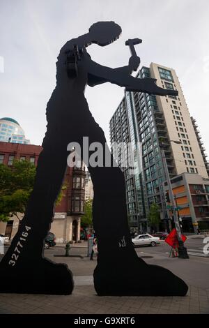 Hämmernde Man eine in einer Reihe von monumentalen kinetische Skulpturen, entworfen von Jonathan Borofsky außerhalb das Seattle Art Museum in Seattle, Washington. Stockfoto