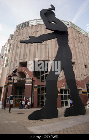 Hämmernde Man eine in einer Reihe von monumentalen kinetische Skulpturen, entworfen von Jonathan Borofsky außerhalb das Seattle Art Museum in Seattle, Washington. Stockfoto